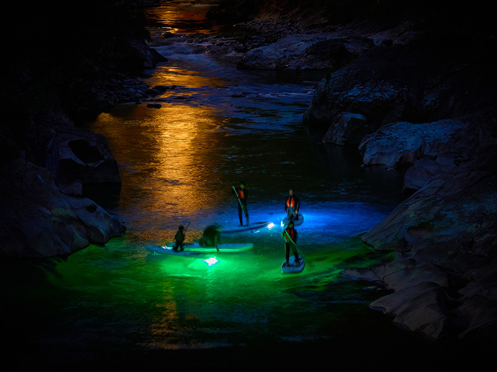 「光のナイトSUP」/水と光のナイトガーデン2025(MINAKAMI LIGHT FESTIVAL 2025)(群馬県/みなかみ町)