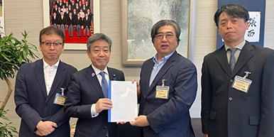 提言書手交写真