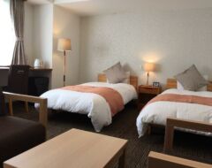 Renewal Compact Western Twin with Ensuited Bathroom