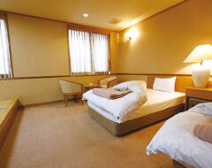 Western Japanese Family Room