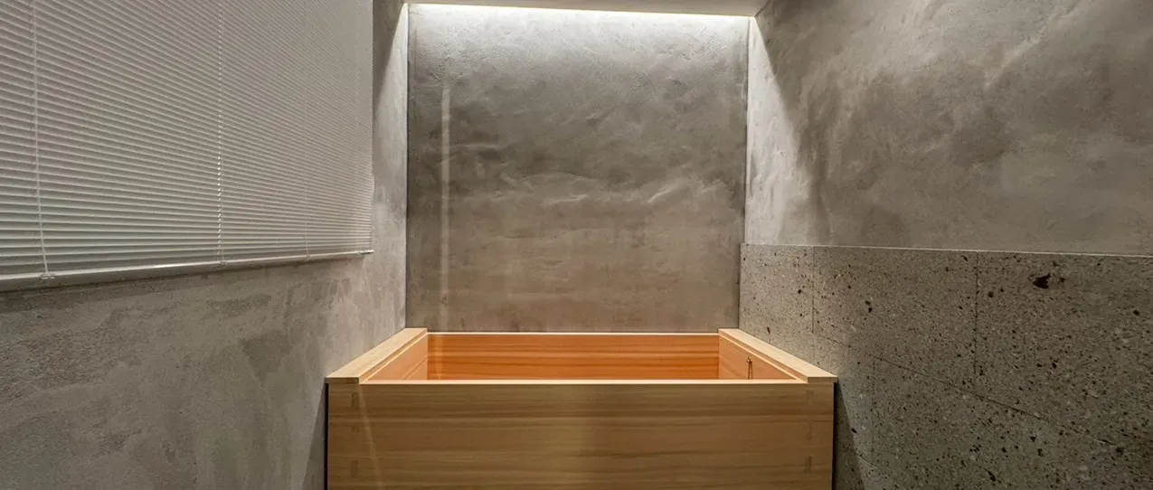 22:00　ホテル自慢の檜風呂でリフレッシュ