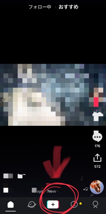 Tik Tok（ティックトック）のアプリを開き、画面真ん中下の「＋」をタップ