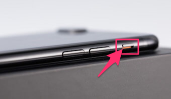iPhoneの側面にある、縦長のスイッチ