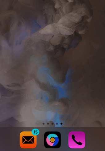 色が反転したiPhoneのホーム画面