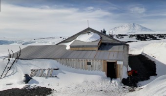 Googleアースの南極大陸の山小屋