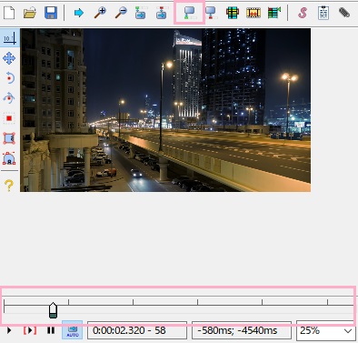 動画に字幕を挿入したい時間を、プレビュー下部のシークバーで選択してからウィンドウ上部の「選択字幕行の表示開始時間を現在の映像に指定」ボタンをクリック