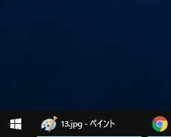 タスクバーは、デフォルトでは画面下側に表示