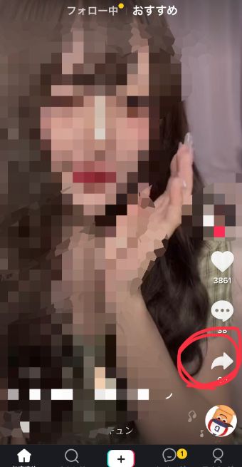 動画のページの右向きの矢印のマークをタップ