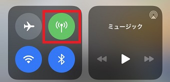 iPhoneのコントロールセンターのモバイルデータ通信のマーク