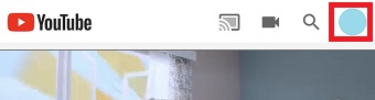 iPhoneのYouTubeのアプリを開き右上の自分のアイコンをタップ