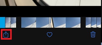 写真や画像の右下の共有ボタンをタップ