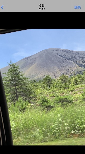 壁紙にしたい写真を開き、写真をタップ