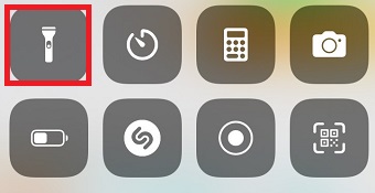 コントロールセンターを立ち上げ懐中電灯のマークをタップ