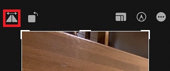 左右反転のマークをタップ