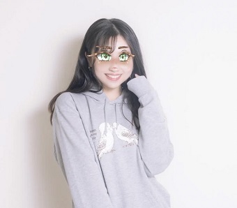 後はステッカーを顔に合わせて調整