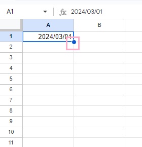 セルの右下に表示されるフィルハンドルをドラッグ