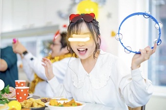 ペンの種類と色を選択して、隠したい場所に落書きする