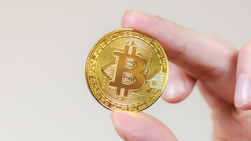 ビットコインで「QUOカードPay」購入可能に、カシェイがauペイメントと提携で