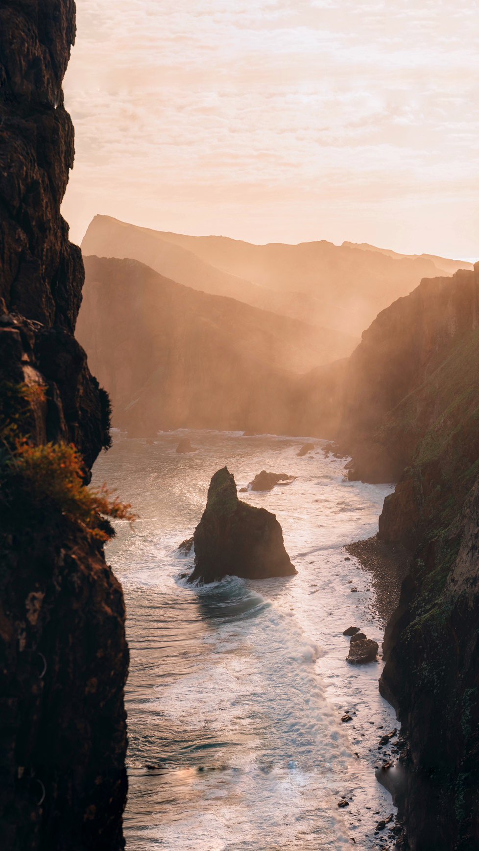 口コミ投稿：_lukasrichterEver seen such a beautiful coast line! 😍....#madeira #cinematic #r…