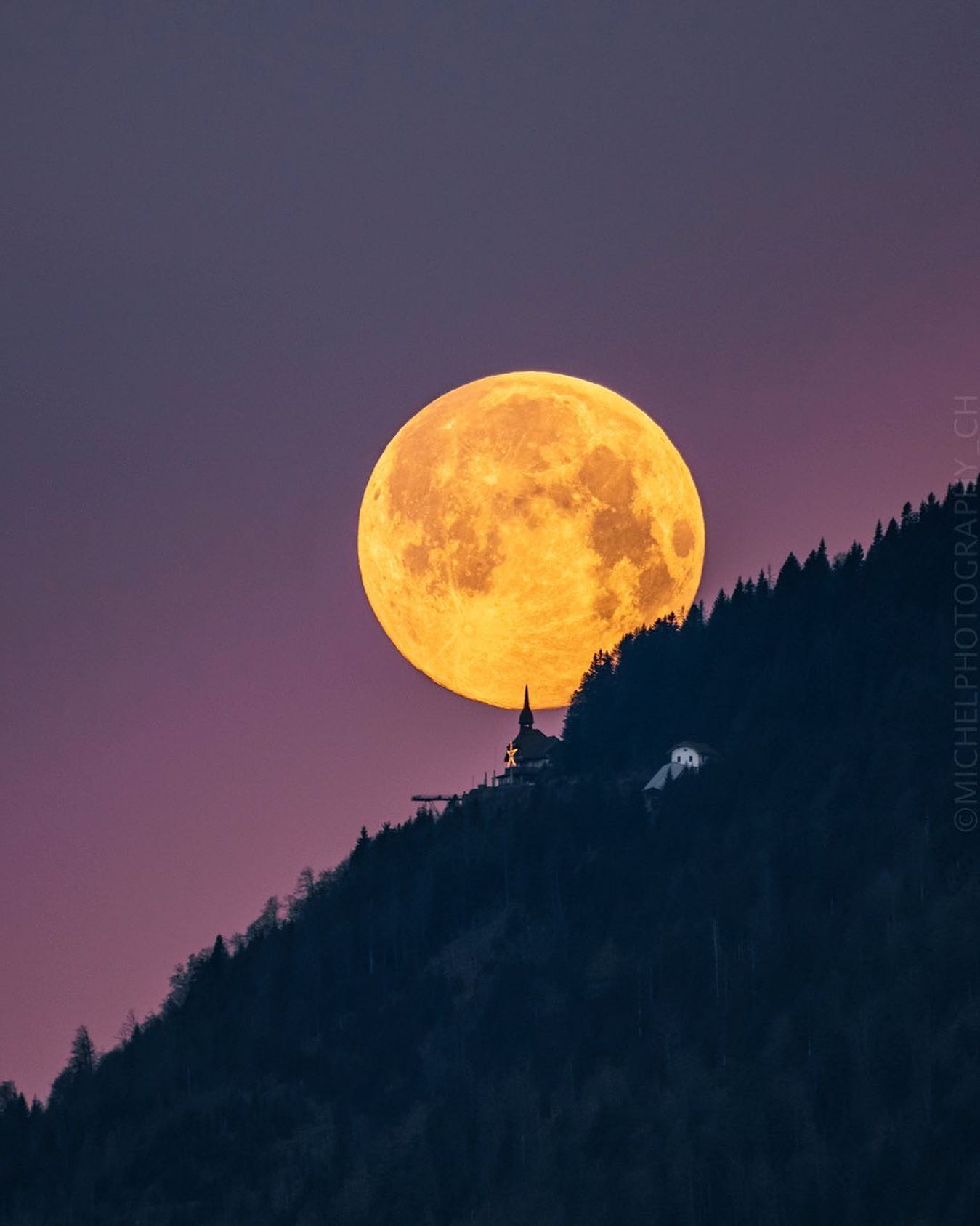 口コミ投稿：Rate the moon out of 10!⁣👉 Follow @explore for more! 👈⁣⁣⁣👉 Follow @explore for …
