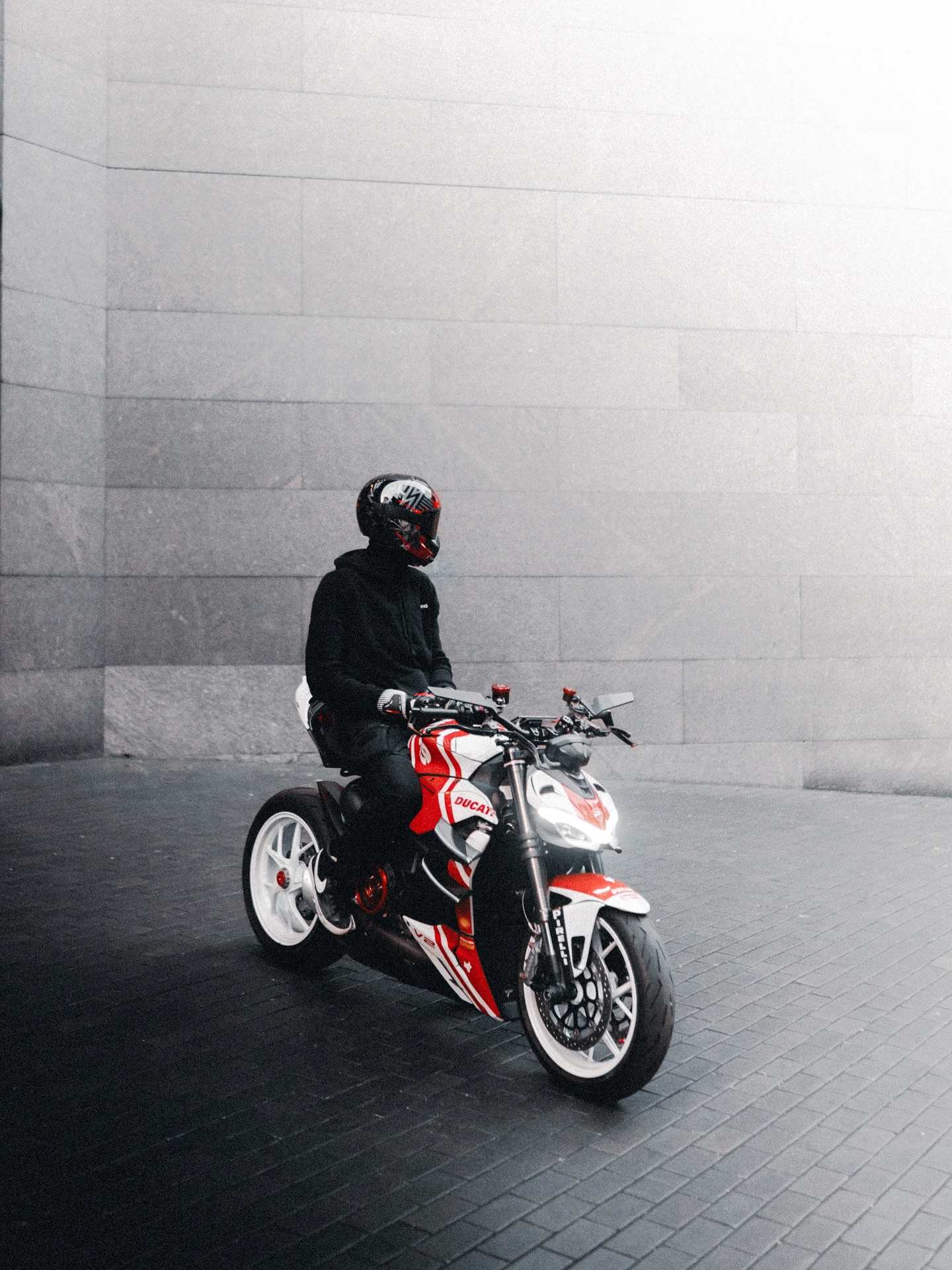 口コミ投稿：Slow down and be cool 😎. 📸 @twenty_juan_ .....#ducati #ducatistreetfighter #str…