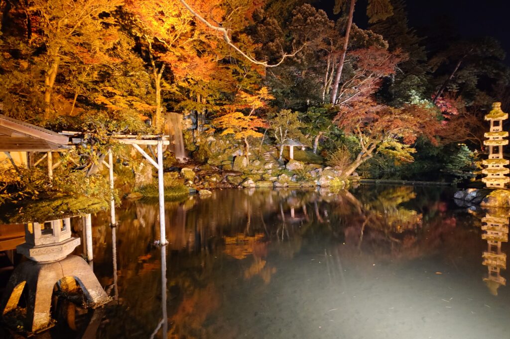 金沢城・兼六園四季物語～秋の段～（金沢城・兼六園ライトアップ）
金沢市の雪つり、紅葉、水鏡、バイオリン生演奏
無料開放中