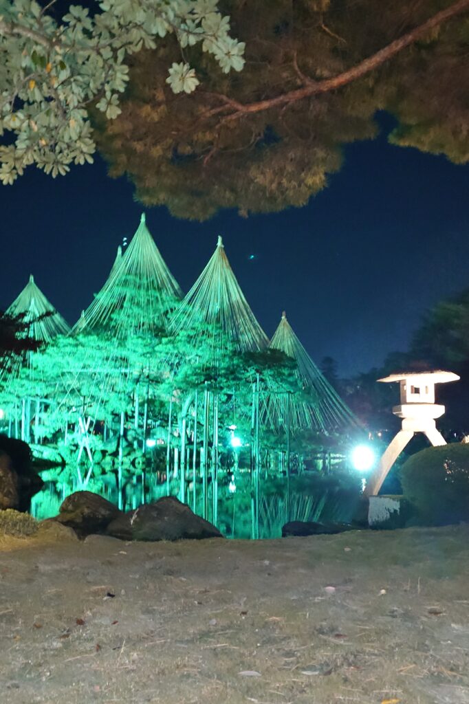 金沢城・兼六園四季物語～秋の段～（金沢城・兼六園ライトアップ）
金沢市の雪つり、紅葉、水鏡、バイオリン生演奏
無料開放中