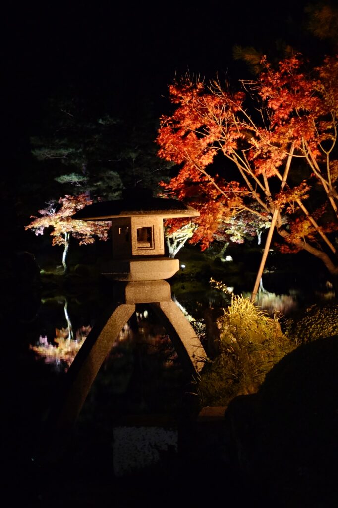 金沢城・兼六園四季物語～秋の段～（金沢城・兼六園ライトアップ）
金沢市の雪つり、紅葉、水鏡、バイオリン生演奏
無料開放中