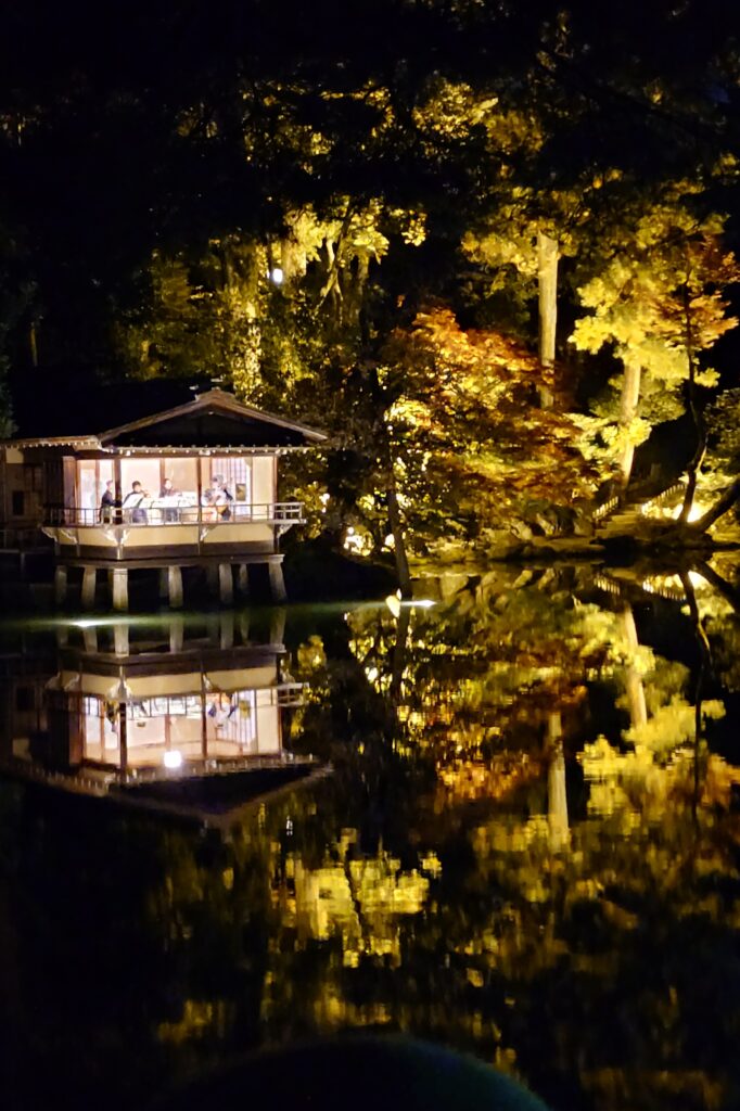 金沢城・兼六園四季物語～秋の段～（金沢城・兼六園ライトアップ）
金沢市の雪つり、紅葉、水鏡、バイオリン生演奏
無料開放中