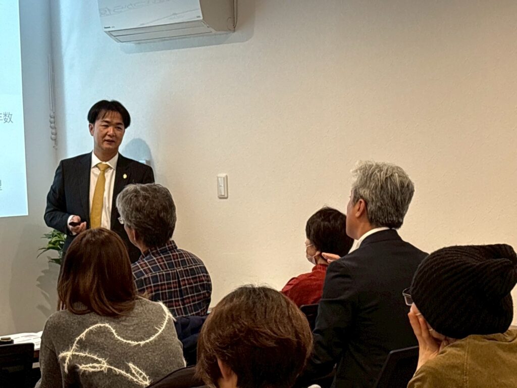 後継者育成塾で賃貸経営や相続、出口戦略について質問する参加者。金沢市のオーナーが将来を見据えた不動産経営を学ぶ実践的なセミナー風景。