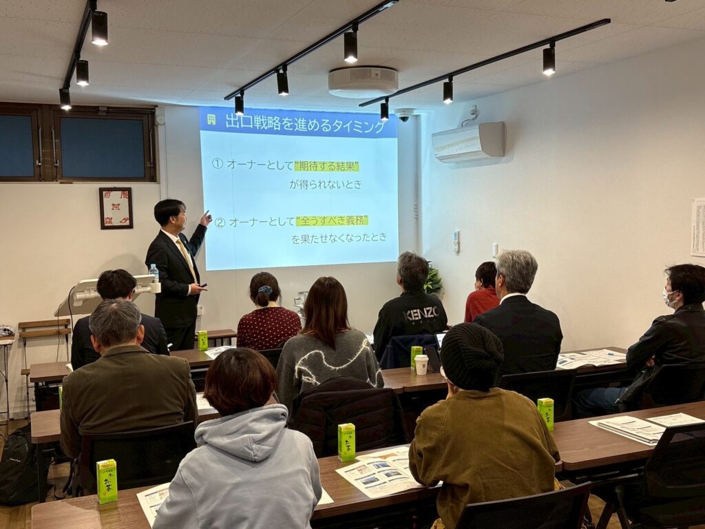 賃貸経営の出口戦略をテーマに講義を行う高山不動産代表。建替えや売却など不動産投資理論を金沢市の実情に合わせて解説する後継者育成塾。