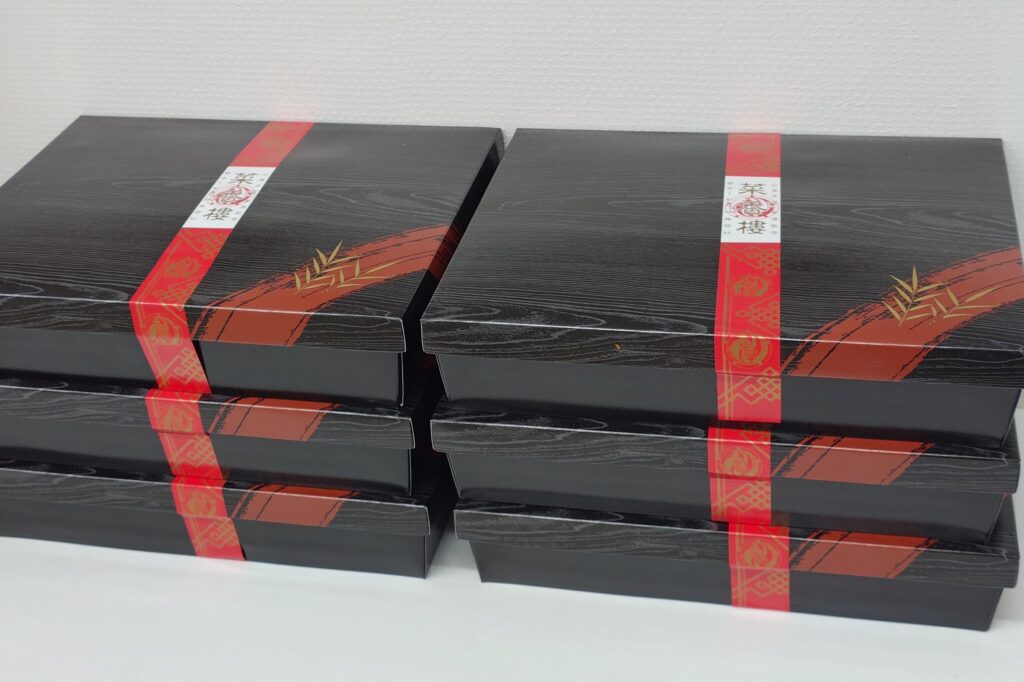 高山不動産の繁忙期給食｜菜香樓の料理長おすすめ中華弁当に酢豚を追加した豪華弁当