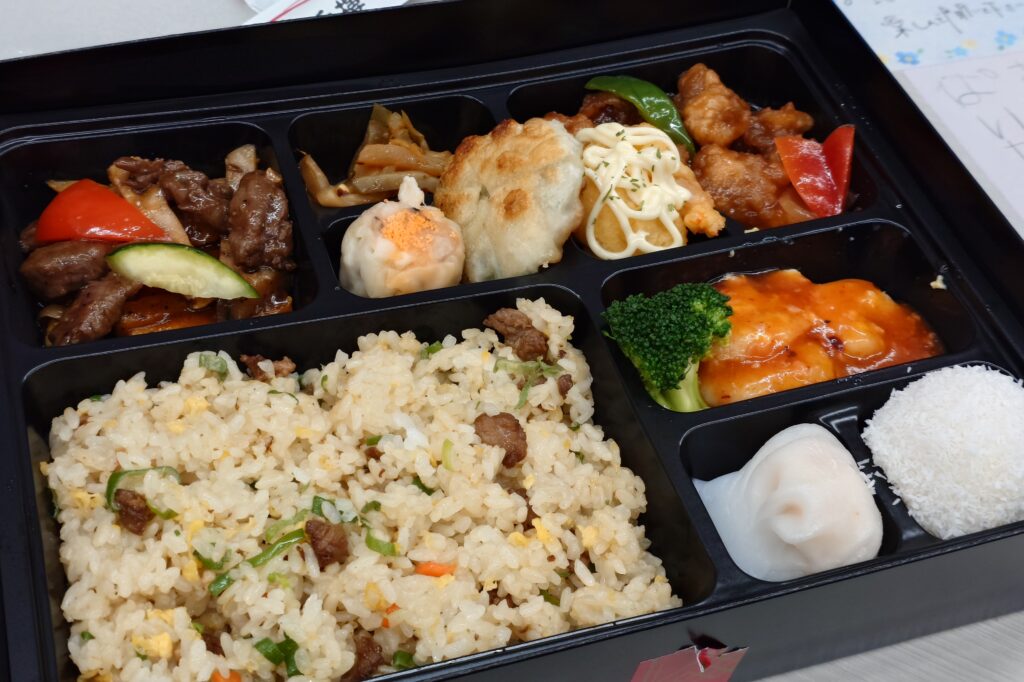 高山不動産の繁忙期給食｜菜香樓の料理長おすすめ中華弁当に酢豚を追加した豪華弁当
