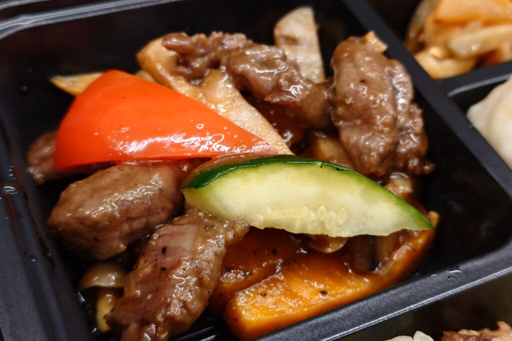 高山不動産の繁忙期給食｜菜香樓の料理長おすすめ中華弁当に酢豚を追加した豪華弁当