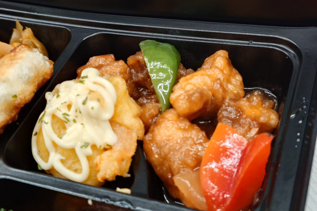 高山不動産の繁忙期給食｜菜香樓の料理長おすすめ中華弁当に酢豚を追加した豪華弁当