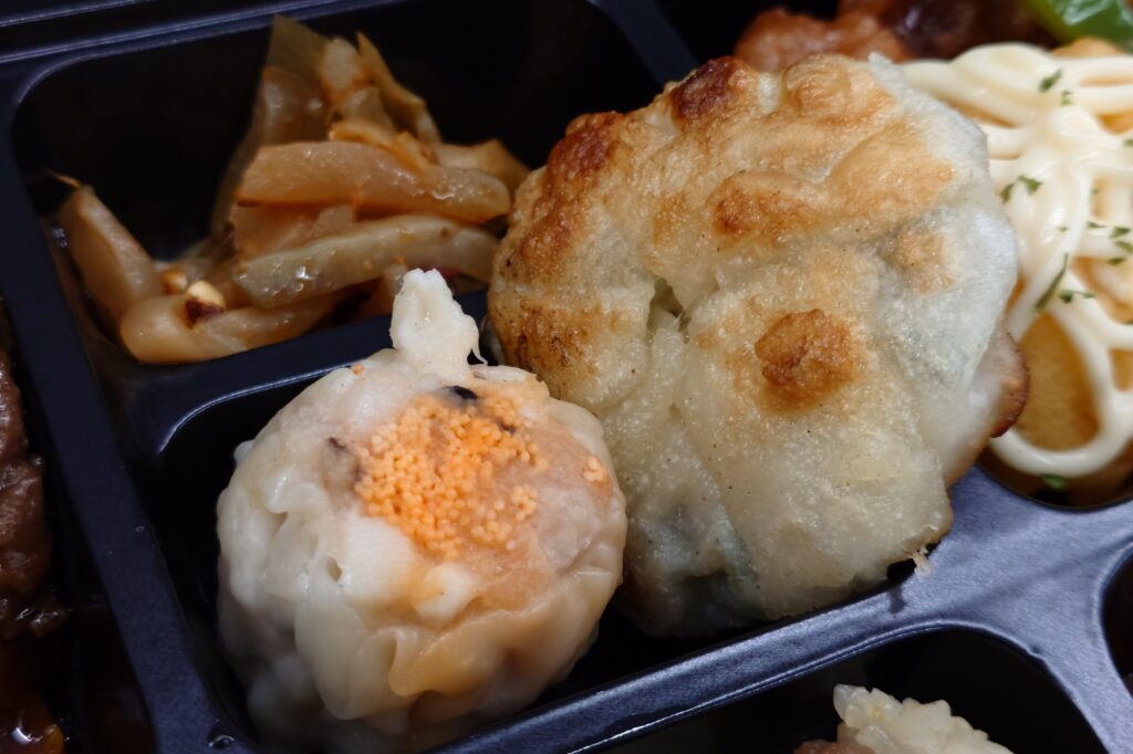 高山不動産の繁忙期給食｜菜香樓の料理長おすすめ中華弁当に酢豚を追加した豪華弁当