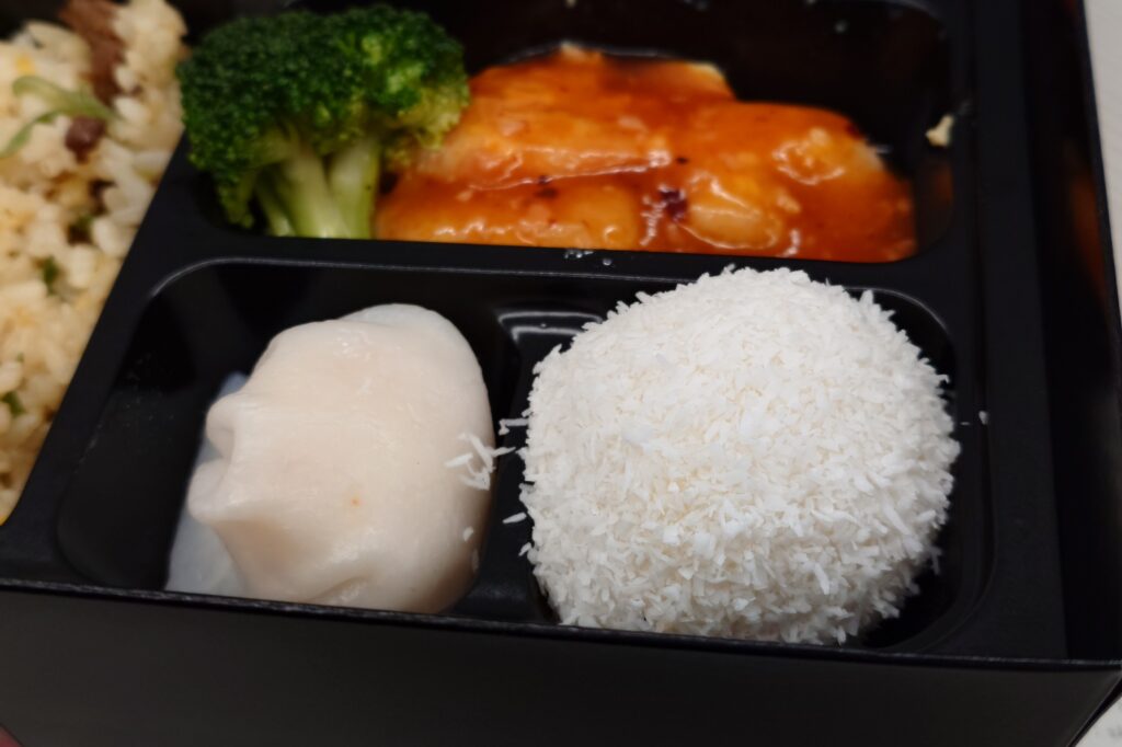 高山不動産の繁忙期給食｜菜香樓の料理長おすすめ中華弁当に酢豚を追加した豪華弁当