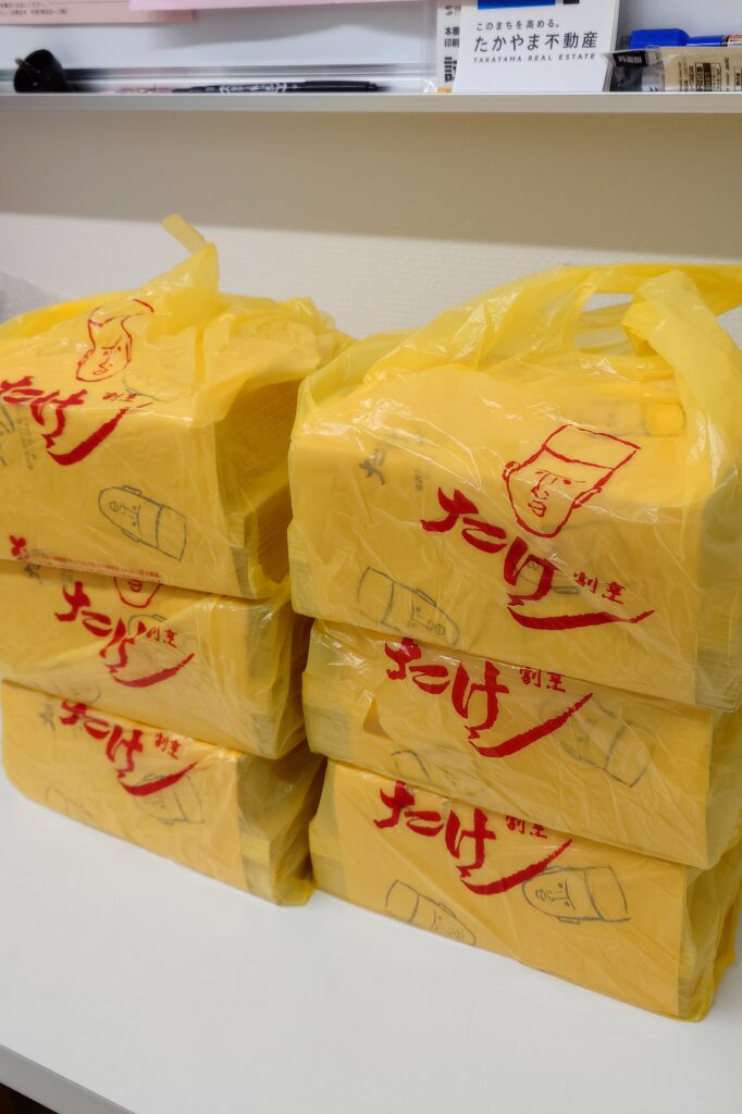 割烹たけしの二段折弁当（牛ヒレローストにキャビアがのった豪華弁当）｜高山不動産の社員給食