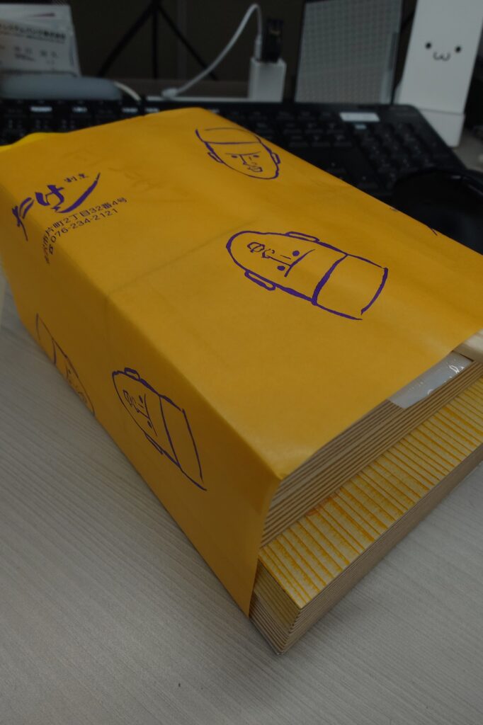 割烹たけしの二段折弁当（牛ヒレローストにキャビアがのった豪華弁当）｜高山不動産の社員給食