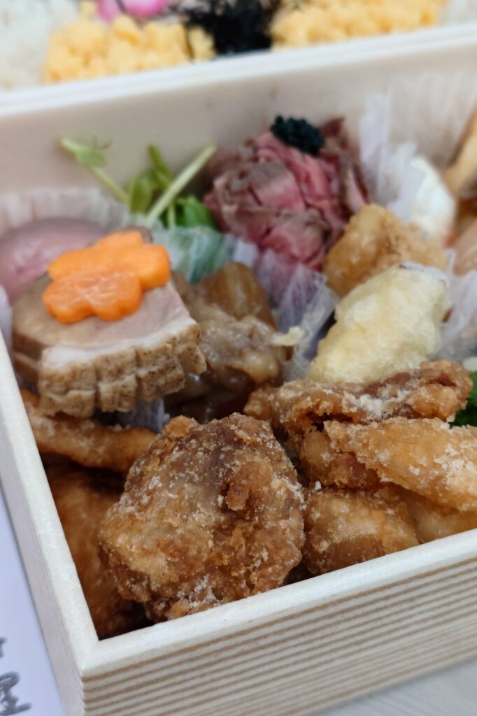 割烹たけしの二段折弁当（牛ヒレローストにキャビアがのった豪華弁当）｜高山不動産の社員給食