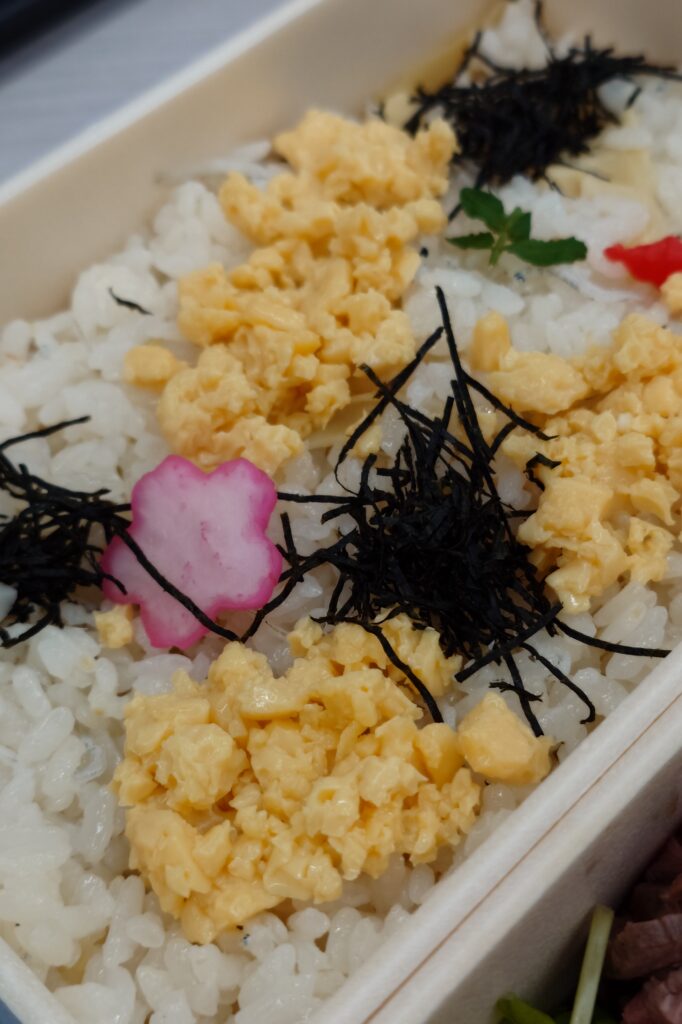 割烹たけしの二段折弁当（牛ヒレローストにキャビアがのった豪華弁当）｜高山不動産の社員給食