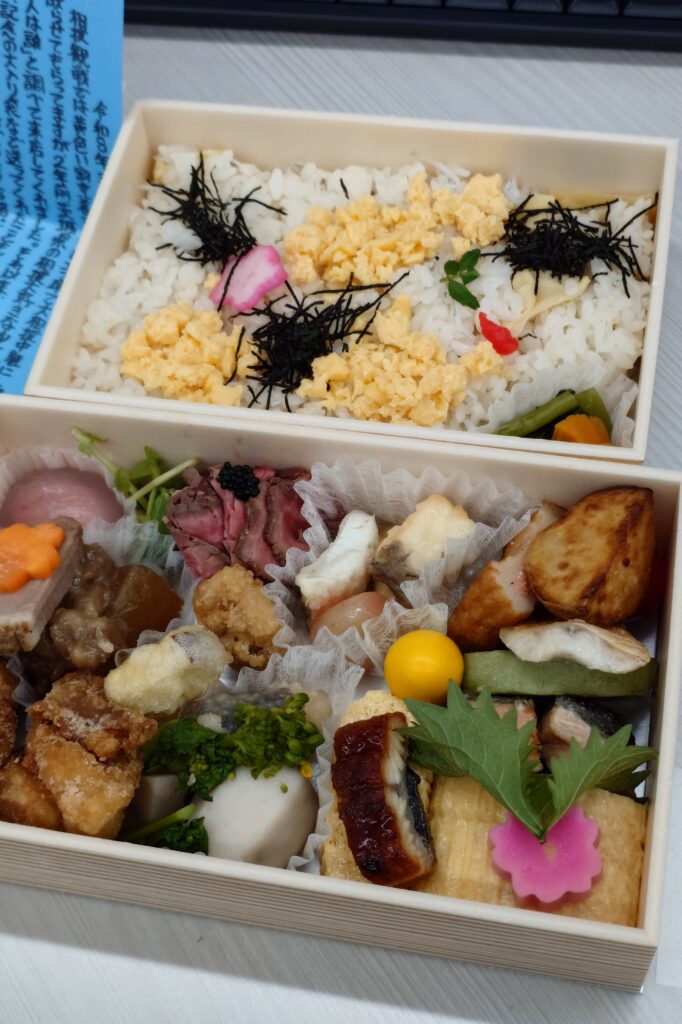 割烹たけしの二段折弁当（牛ヒレローストにキャビアがのった豪華弁当）｜高山不動産の社員給食