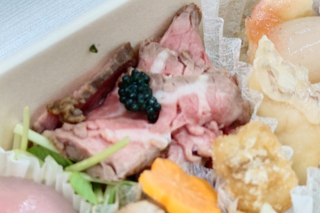 割烹たけしの二段折弁当（牛ヒレローストにキャビアがのった豪華弁当）｜高山不動産の社員給食