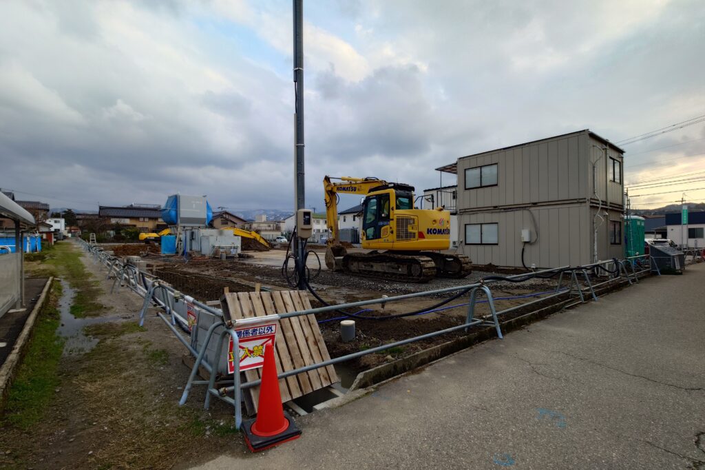 金沢市末町の工事現場に入る重機と仮設事務所の写真。