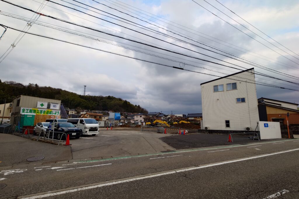 金沢市末町の道路沿いにある工事現場の全景。金沢学院大学周辺エリアの現地写真。