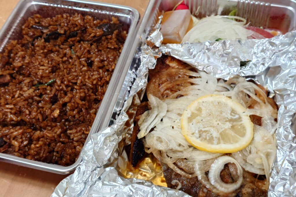 金沢市小立野ニュー狸のサーモンステーキとやきめし弁当|高山不動産 繁忙期給食