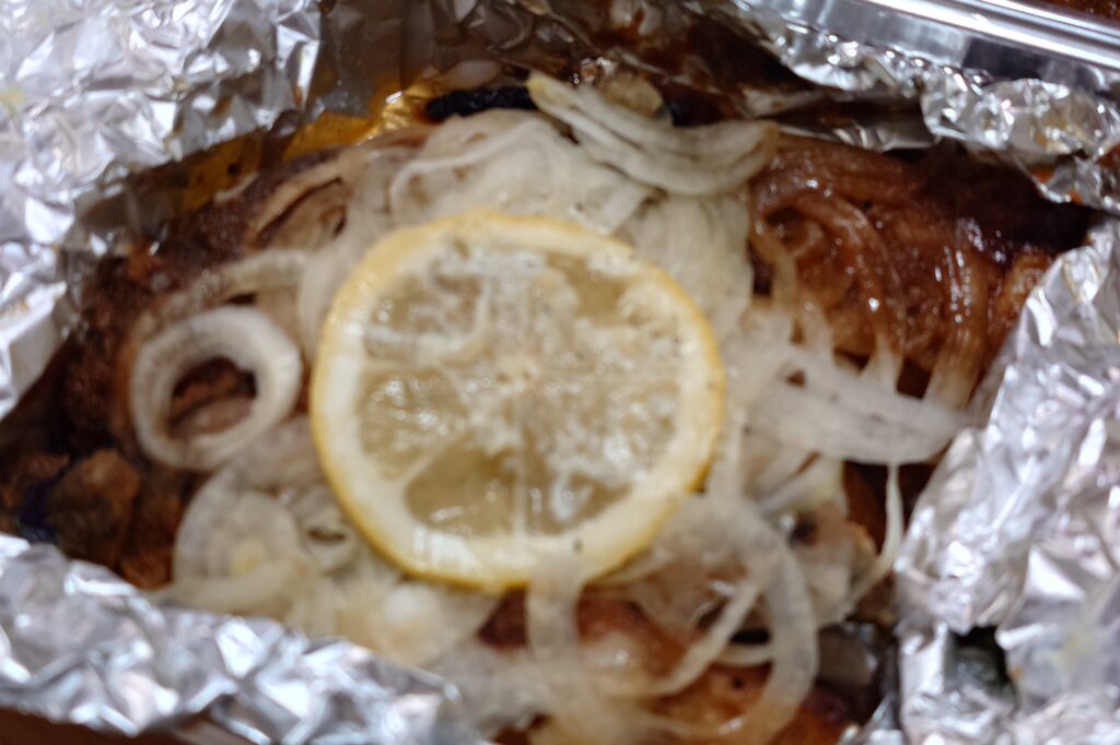 金沢市小立野ニュー狸のサーモンステーキとやきめし弁当|高山不動産 繁忙期給食