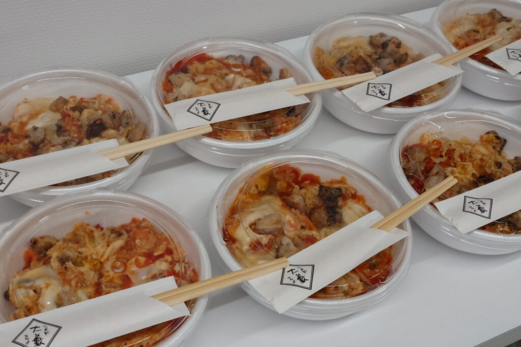 そば処大藪の炭火焼き上親子丼|炭火の香ばしさが染みた金沢の人気親子丼・高山不動産の繁忙期給食