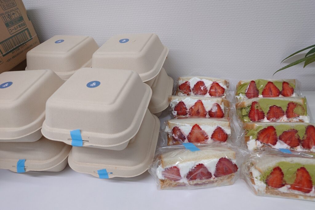 and.sandアンドサンドのサンドイッチとデザートが並ぶ給食風景｜高山不動産 繁忙期給食