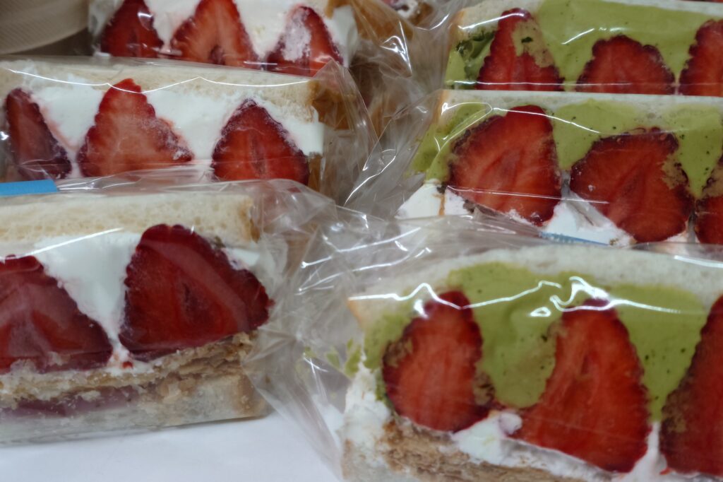 あまおういちごと抹茶のミルフィーユサンド｜and.sandアンドサンドのデザートサンド・高山不動産給食